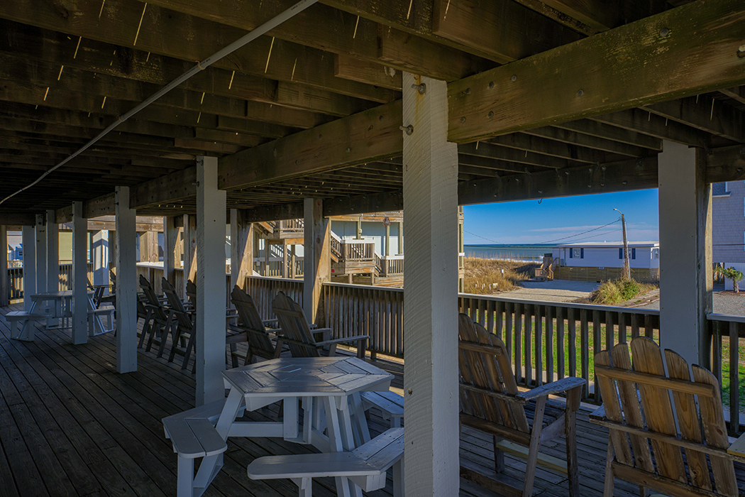 Shaded areas to enjoy the ocean breeze